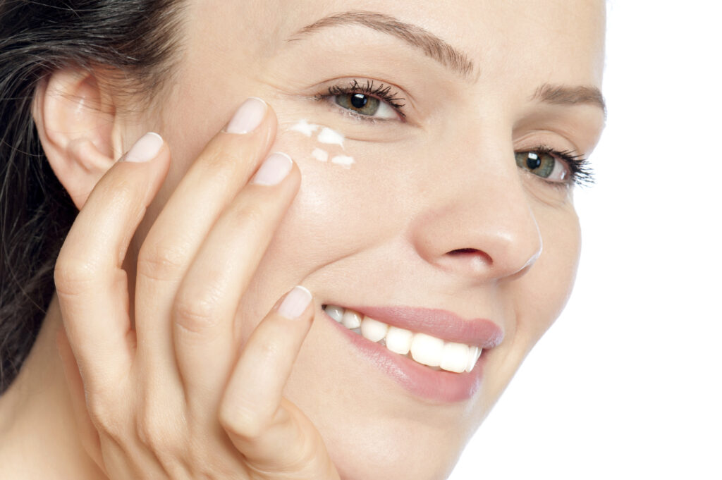 iStock_000033745010_Large applying eye cream